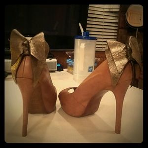 ALDO tan heels with gold bow